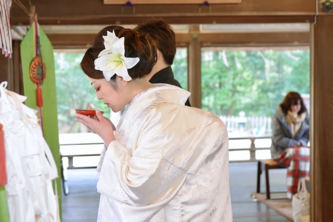往馬大社で結婚式の新郎と花嫁