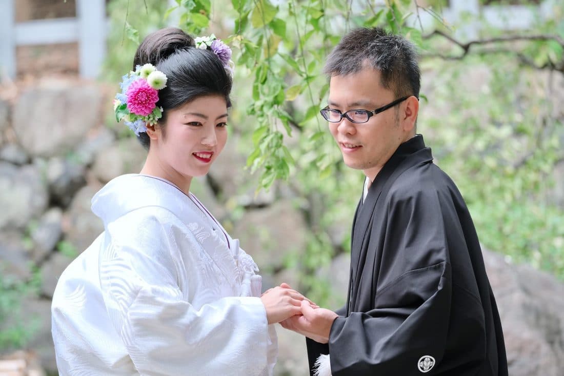 茨木神社で結婚式の白無垢の花嫁と新郎