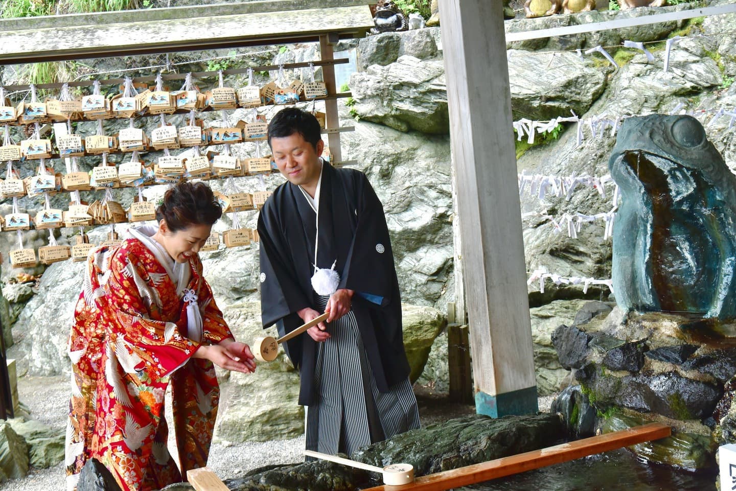 二見興玉神社で結婚式の新郎と花嫁さん