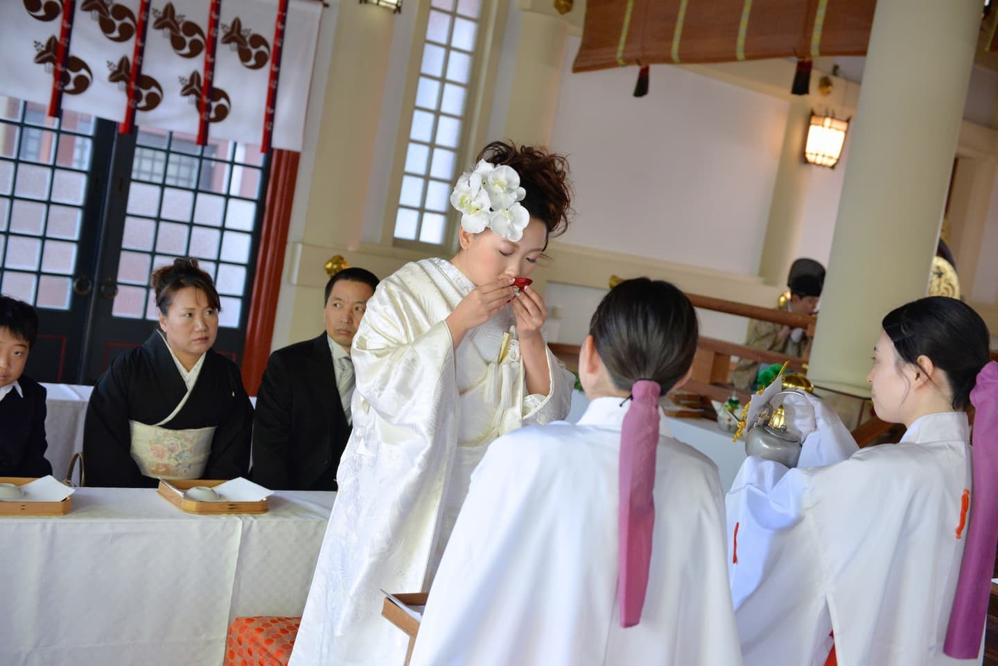 御霊神社で結婚式の花嫁と新郎