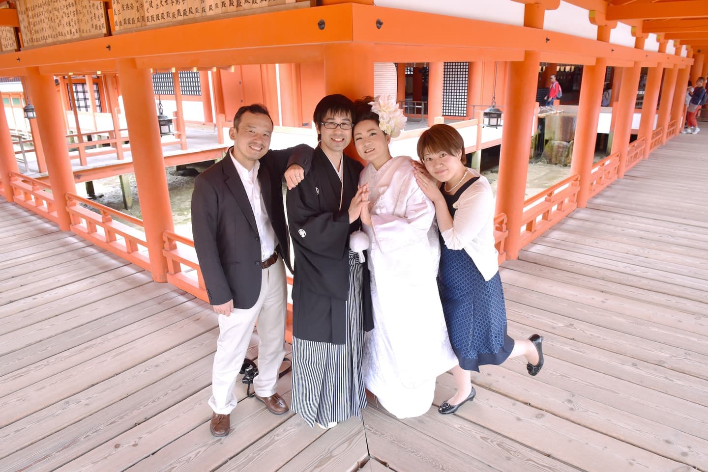 厳島神社で結婚式の新郎と花嫁さん