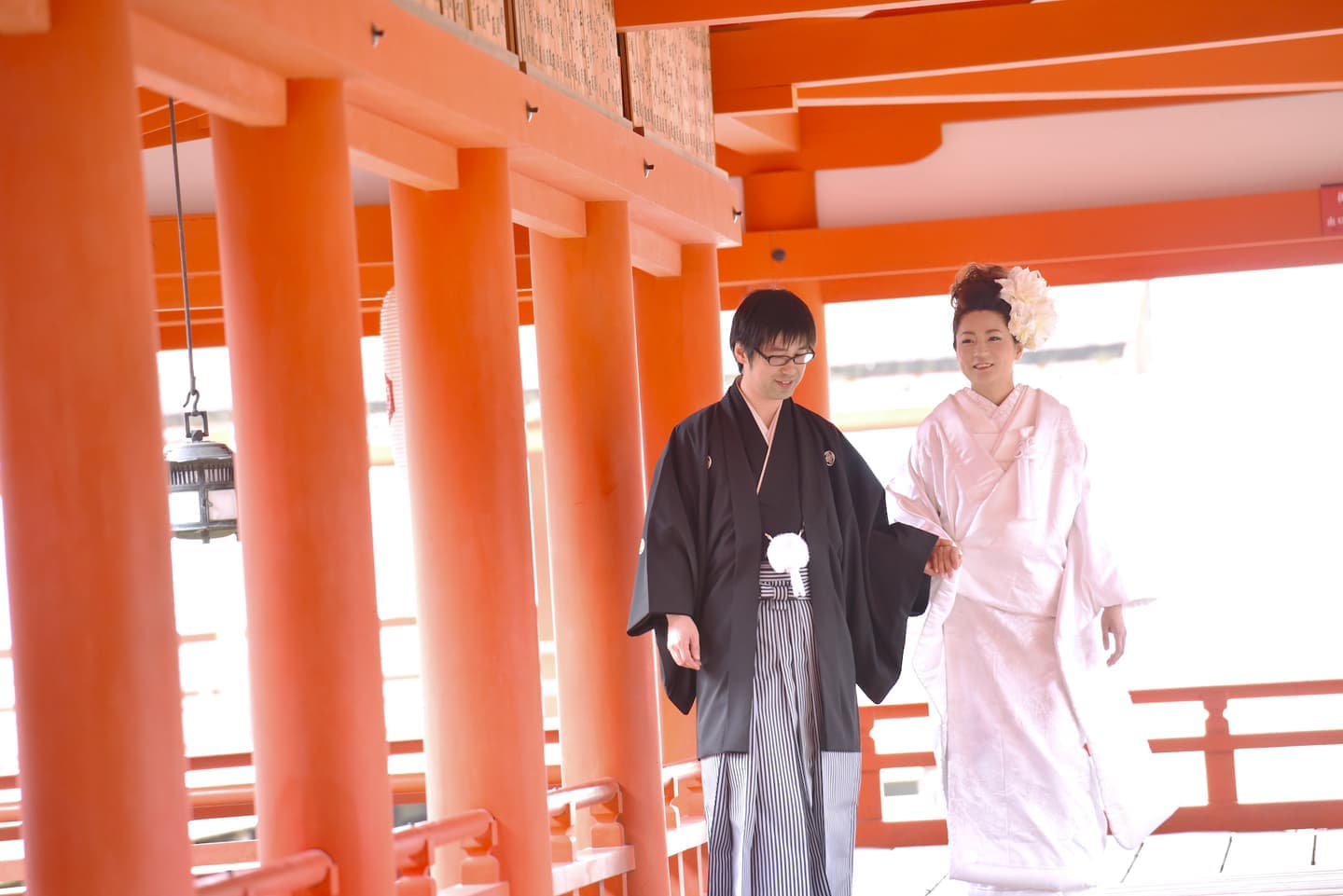 厳島神社で結婚式の新郎と花嫁さん