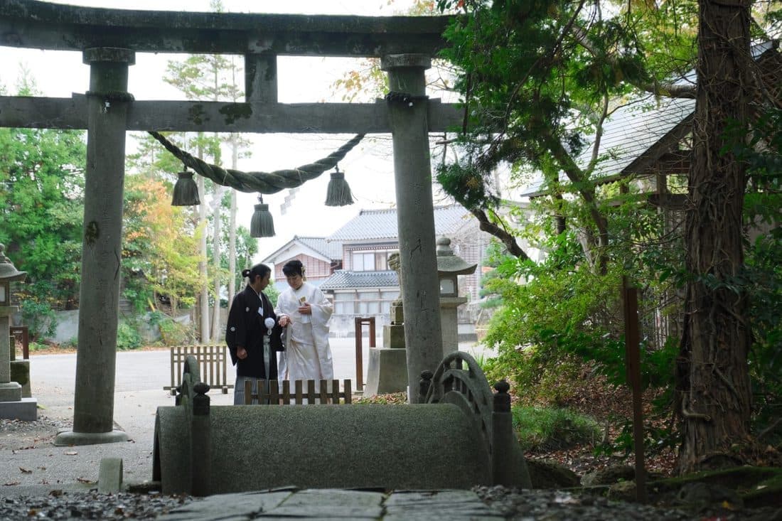 須須神社で結婚式の新郎と花嫁