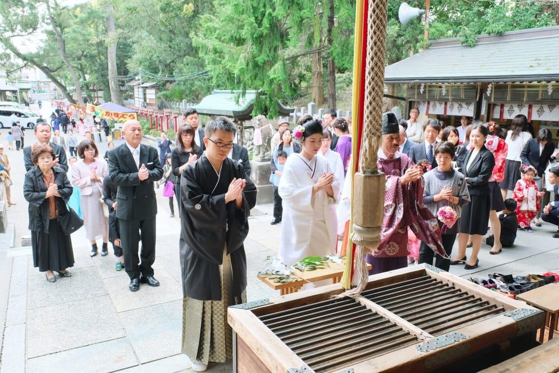 茨木神社で結婚式の白無垢の花嫁と新郎