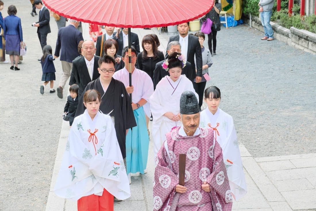 茨木神社で結婚式の白無垢の花嫁と新郎