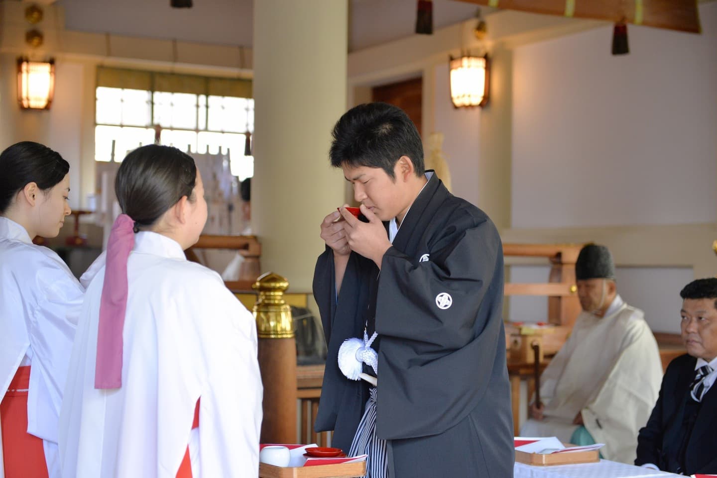 御霊神社で結婚式の花嫁と新郎