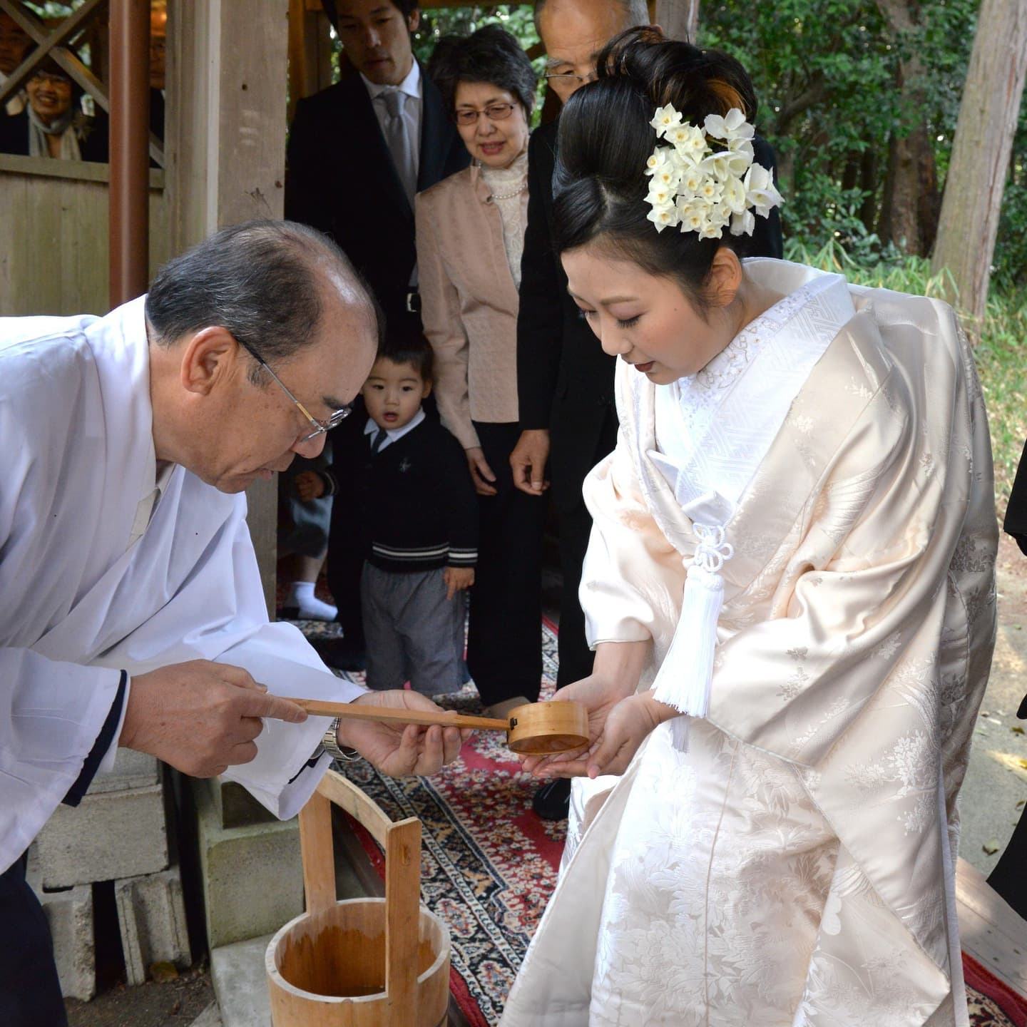 春日神社で結婚式の新郎と綿帽子の花嫁