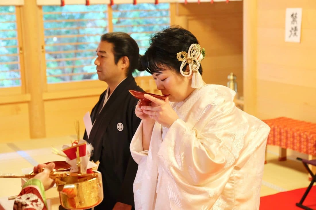 須須神社で結婚式の新郎と花嫁