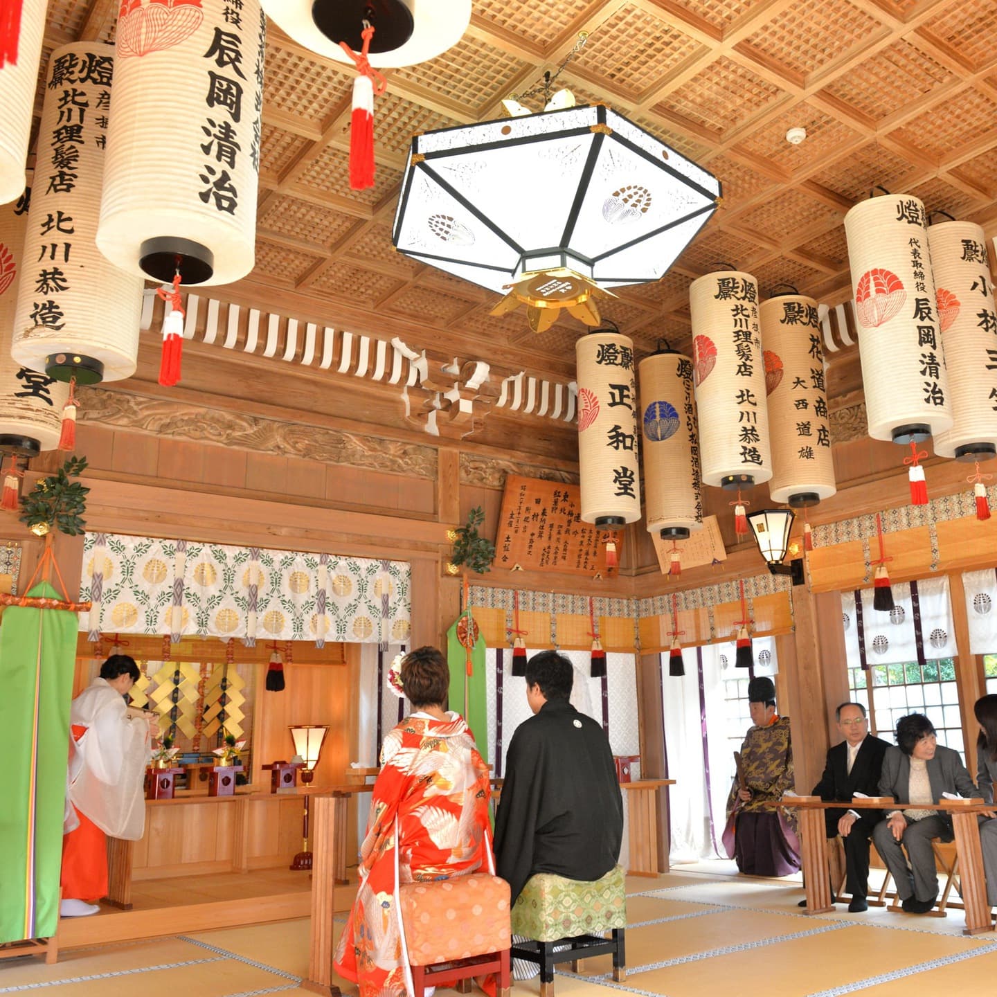 田村神社で結婚式の新郎と綿帽子の花嫁