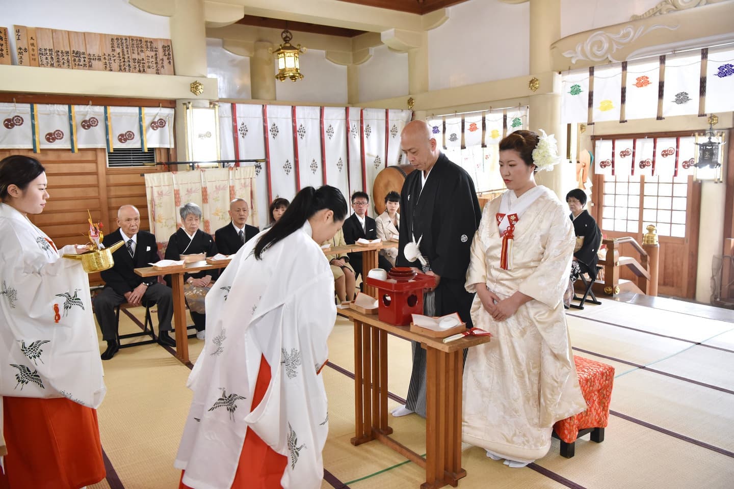 難波八坂神社で結婚式の新郎と花嫁