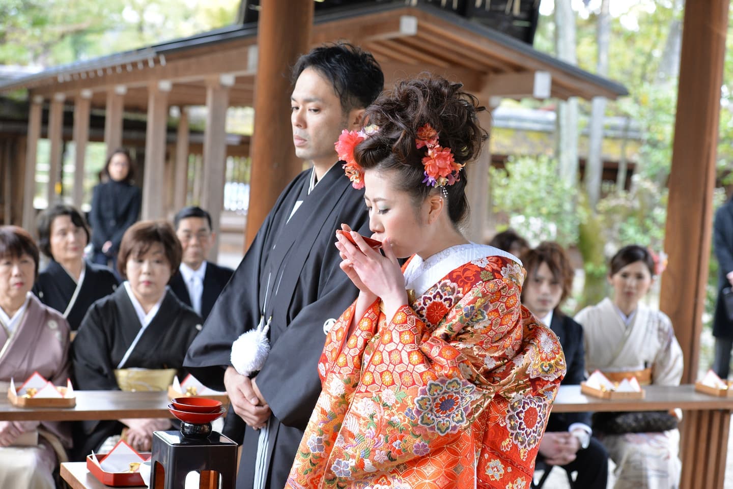 豊国神社で結婚式の新郎と花嫁