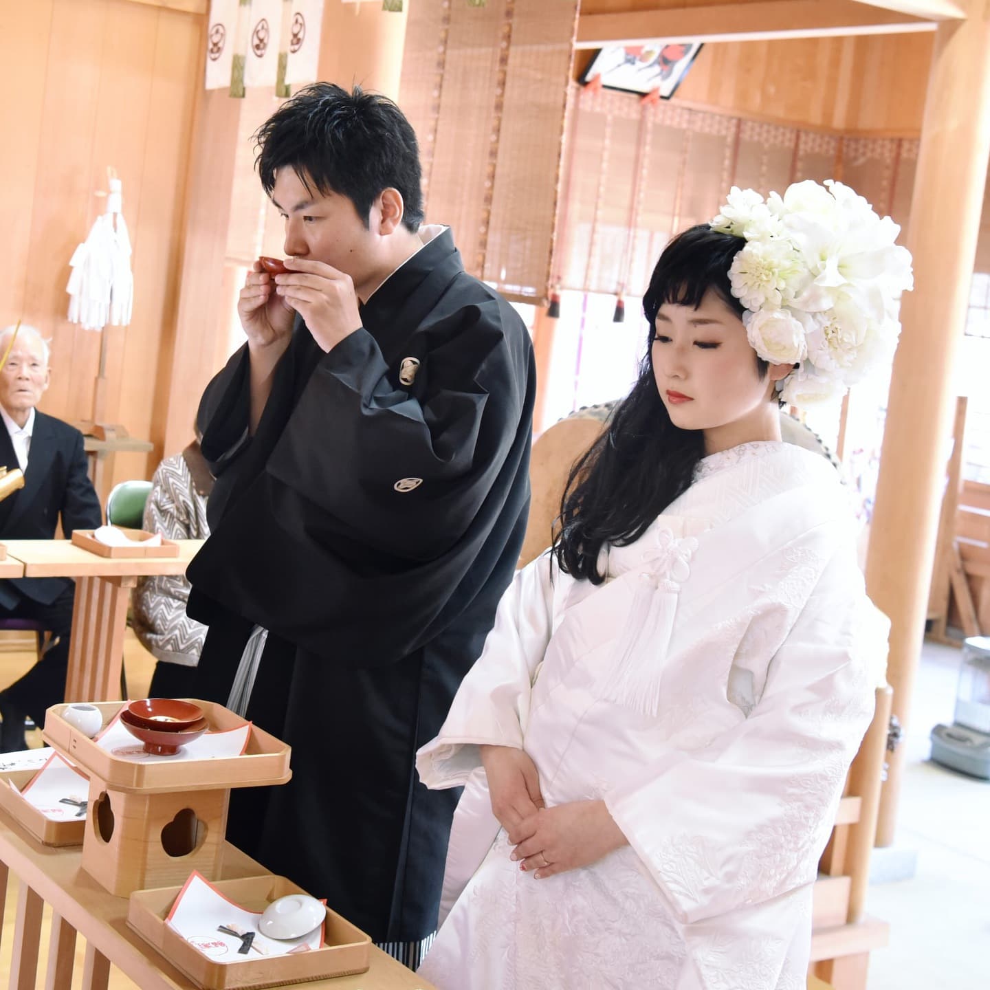大宮八幡宮で結婚式の新郎と綿帽子の花嫁