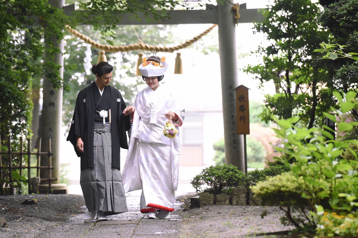 杉山神社で結婚式の新郎と綿帽子の花嫁