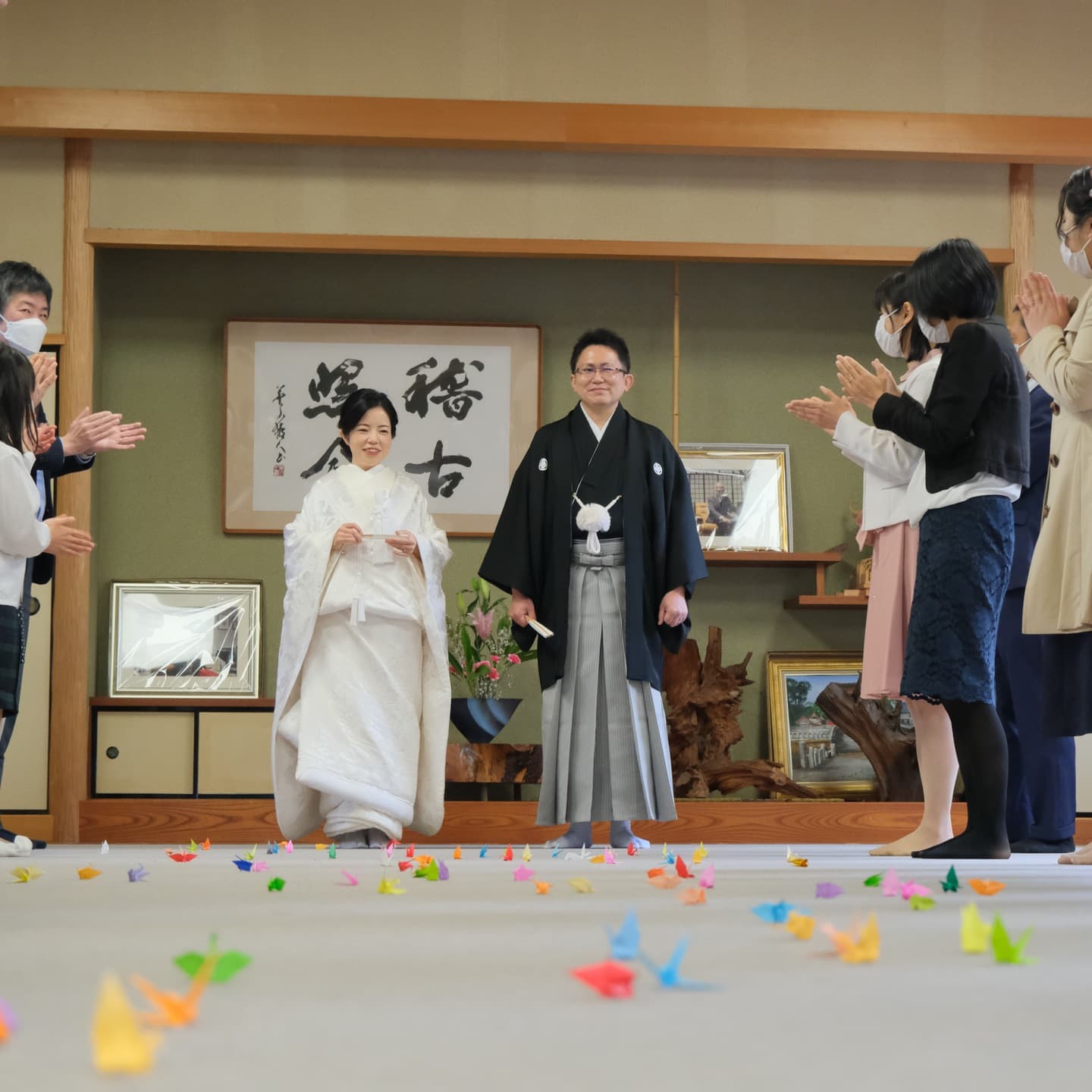 伊賀八幡宮で結婚式の新郎と綿帽子の花嫁