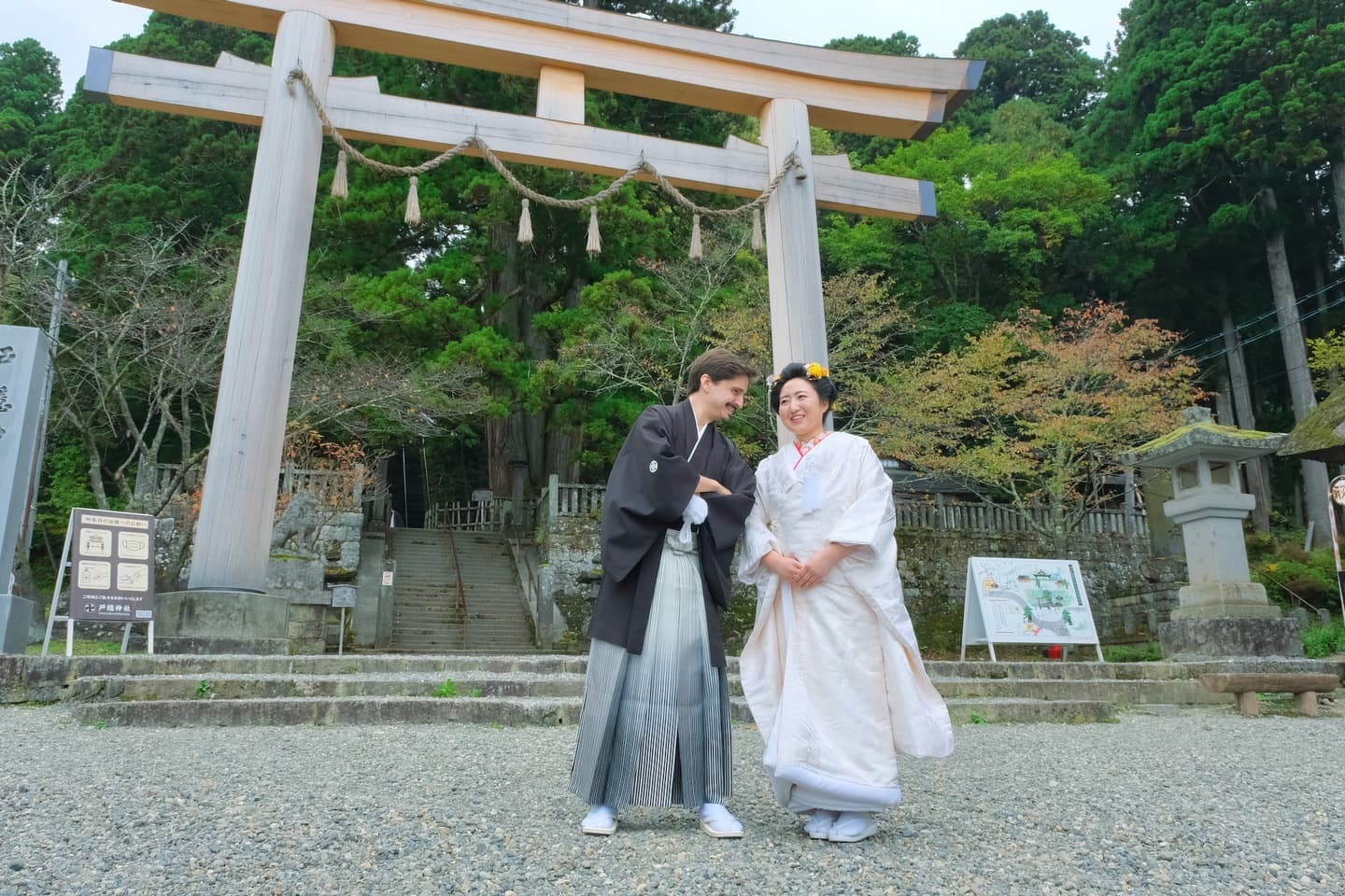 戸隠神社で結婚式の白無垢の花嫁と新郎