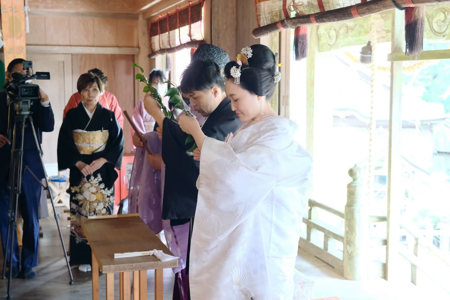 玉置神社で結婚式の新郎新婦