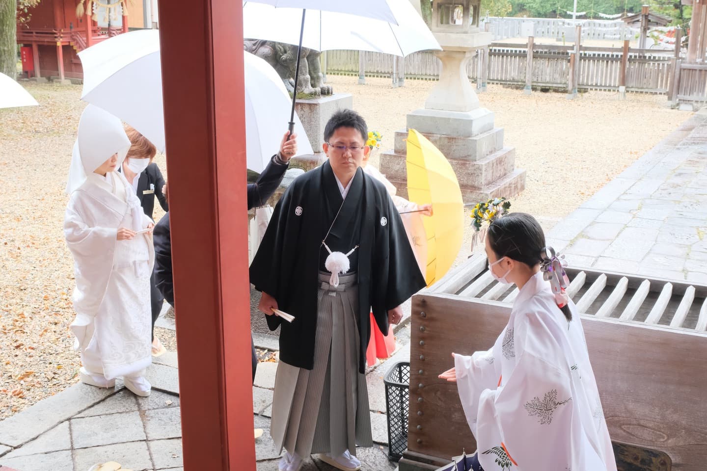 伊賀八幡宮で結婚式の新郎と綿帽子の花嫁