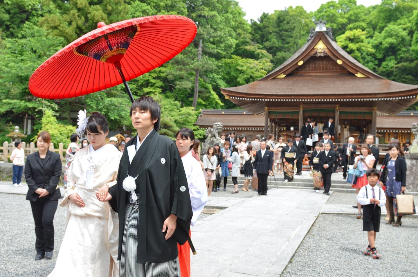 出雲大神宮で結婚式の新郎と花嫁