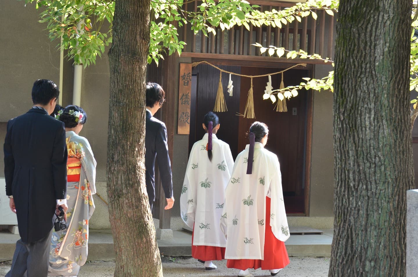 高津宮で結婚式の新郎と綿帽子の花嫁