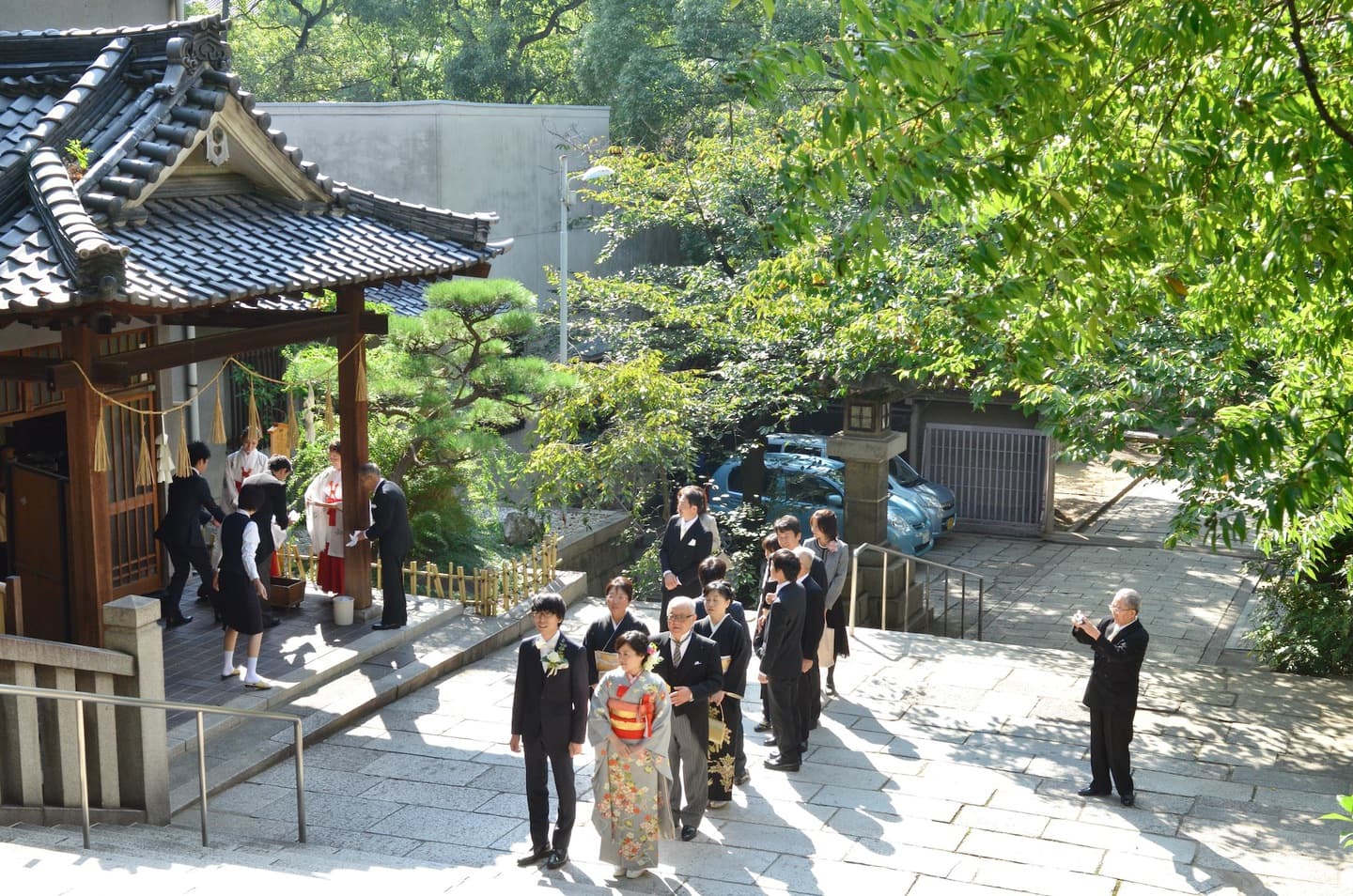 高津宮で結婚式の新郎と綿帽子の花嫁