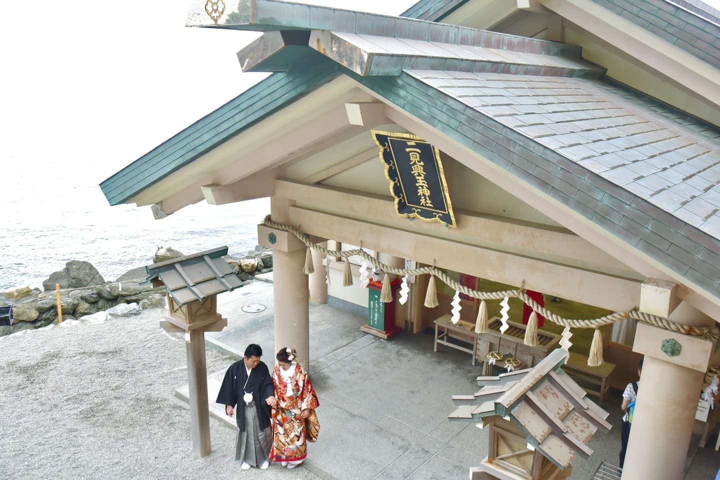 二見興玉神社で結婚式の新郎と花嫁さん