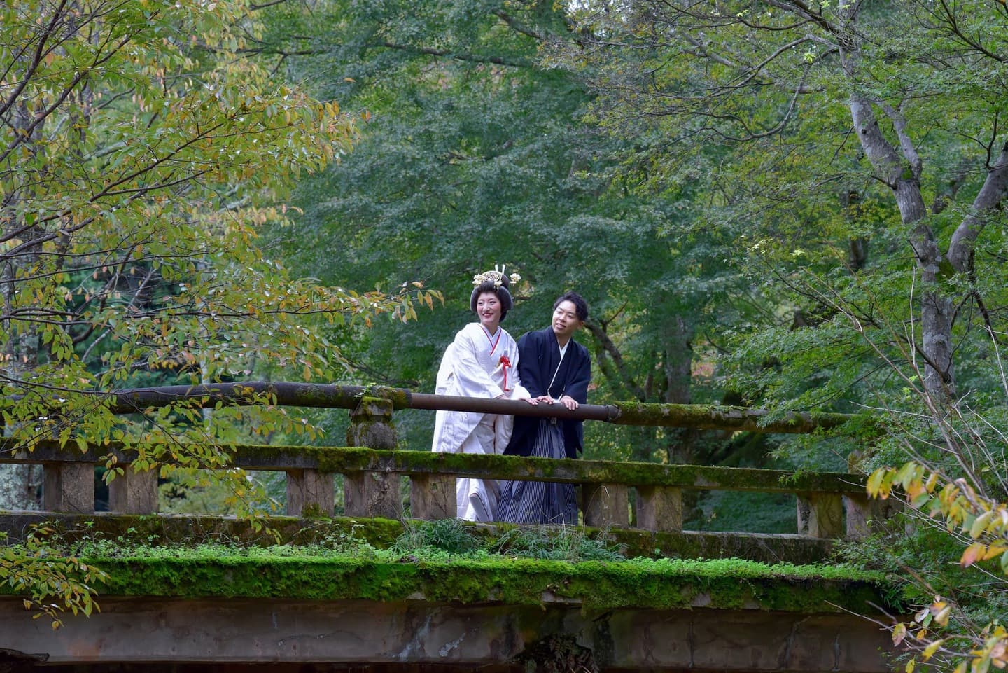 吉野神宮で結婚式の新郎と花嫁