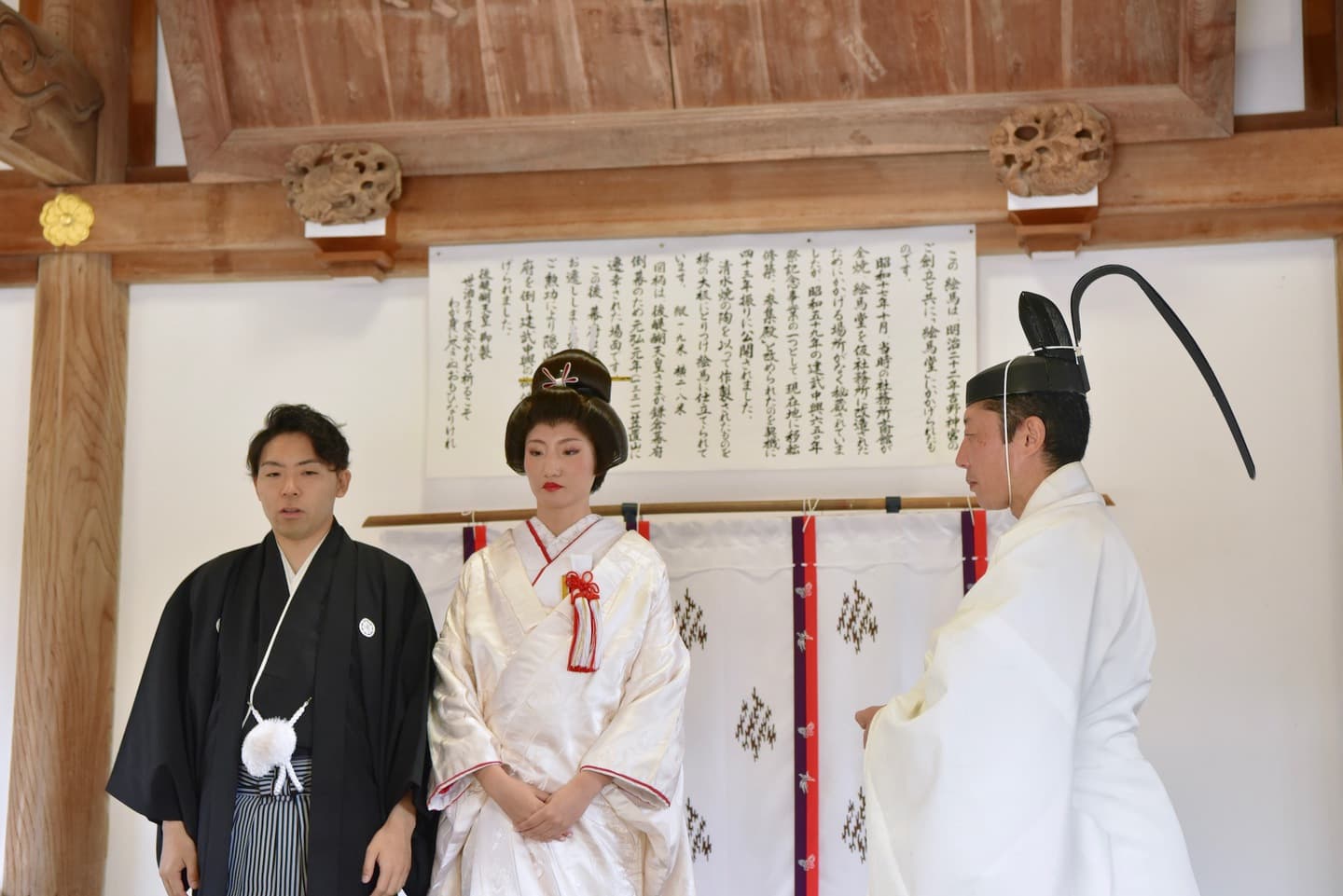 吉野神宮で結婚式の新郎と花嫁
