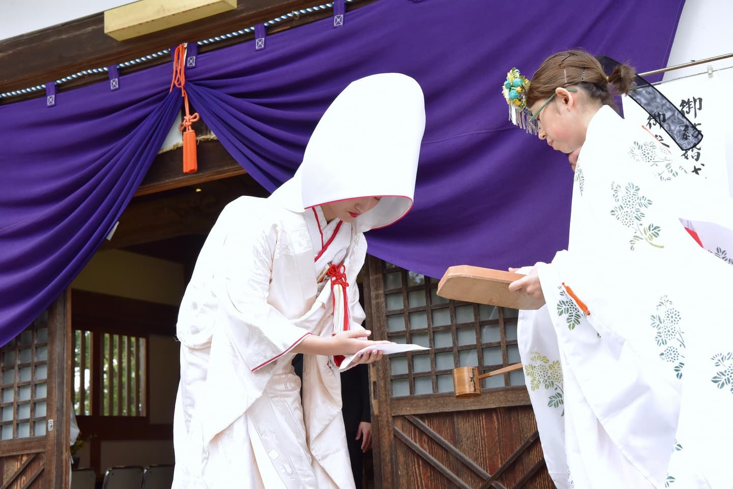吉野神宮で結婚式の新郎と花嫁