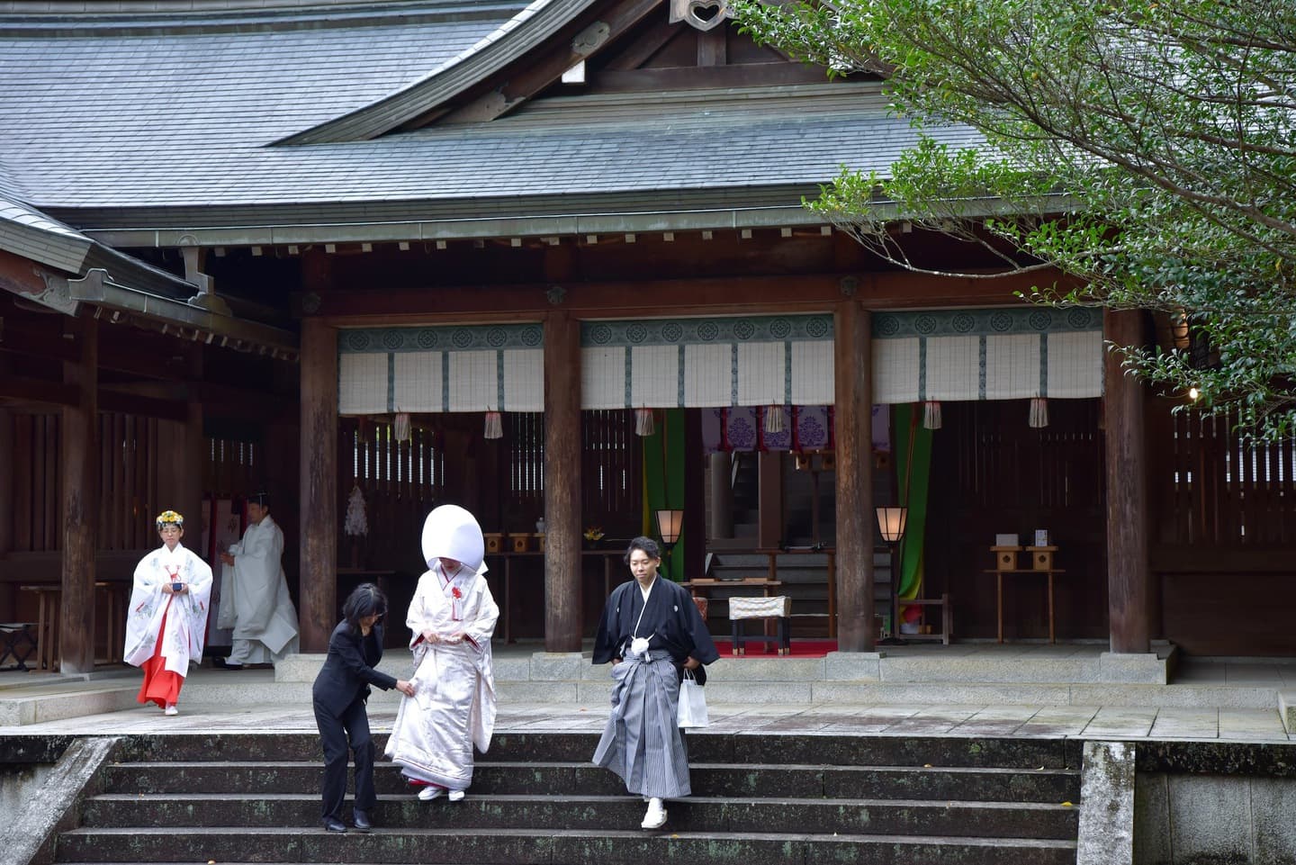吉野神宮で結婚式の新郎と花嫁