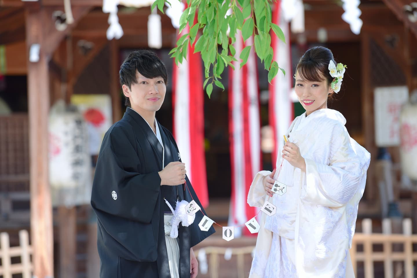 えびす神社で結婚式の新郎と花嫁さん