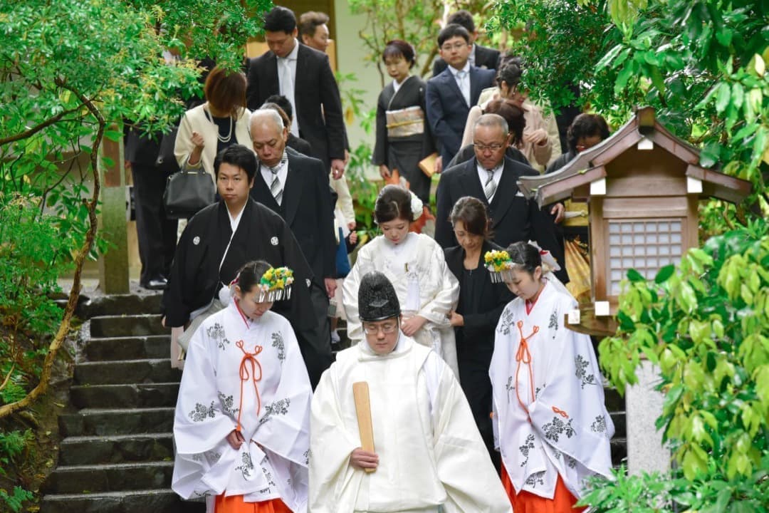 大神神社で結婚式の新郎と花嫁