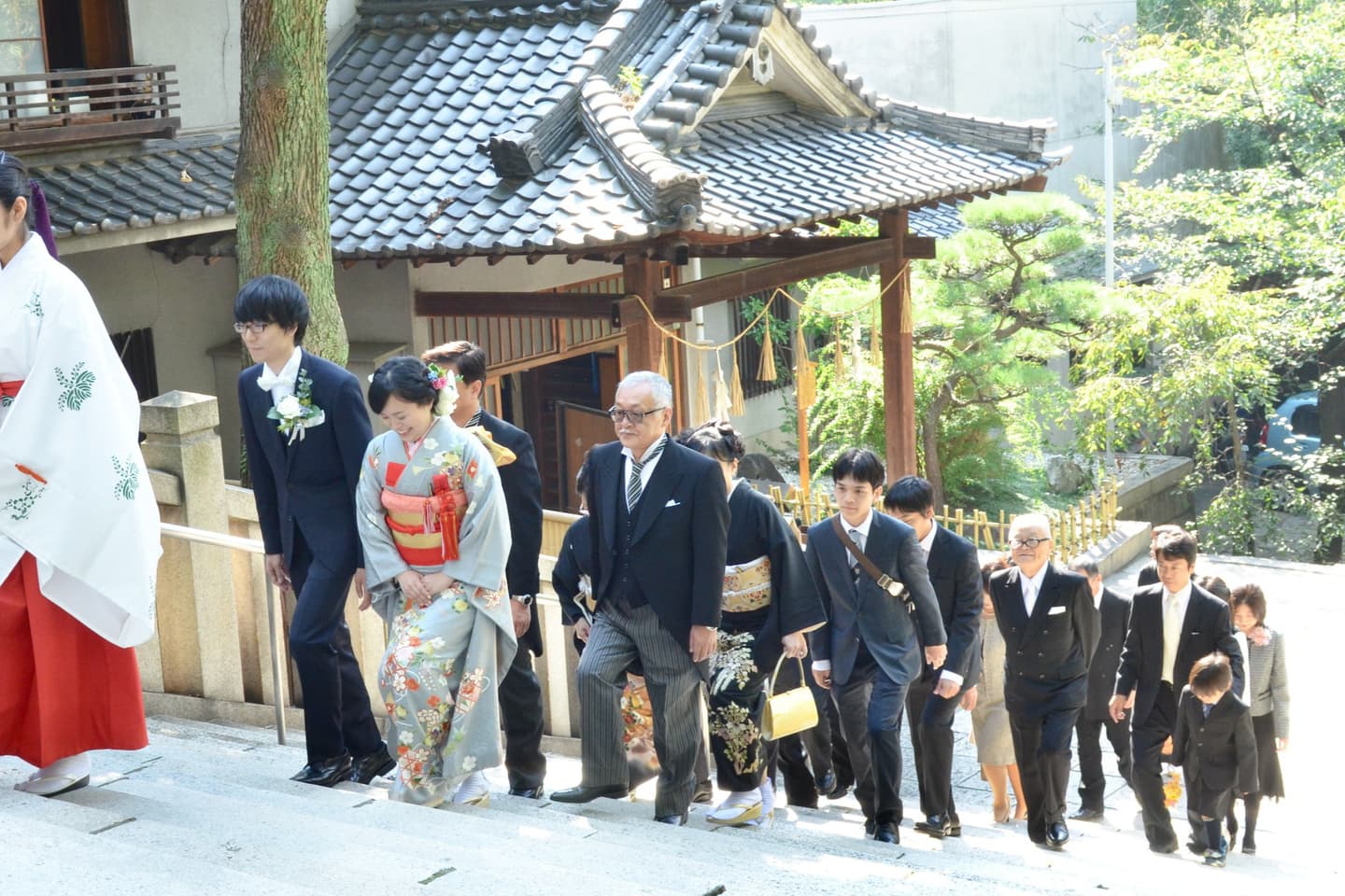 高津宮で結婚式の新郎と綿帽子の花嫁