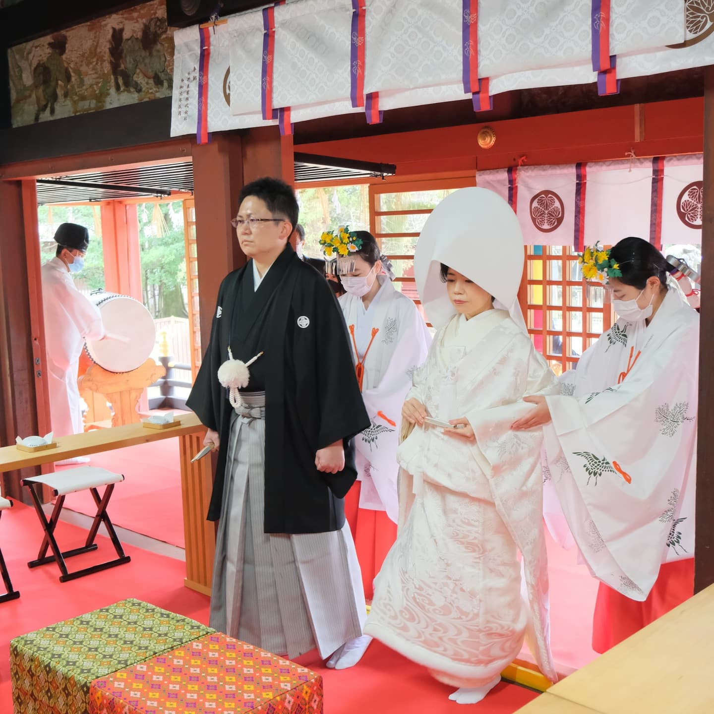 伊賀八幡宮で結婚式の新郎と綿帽子の花嫁