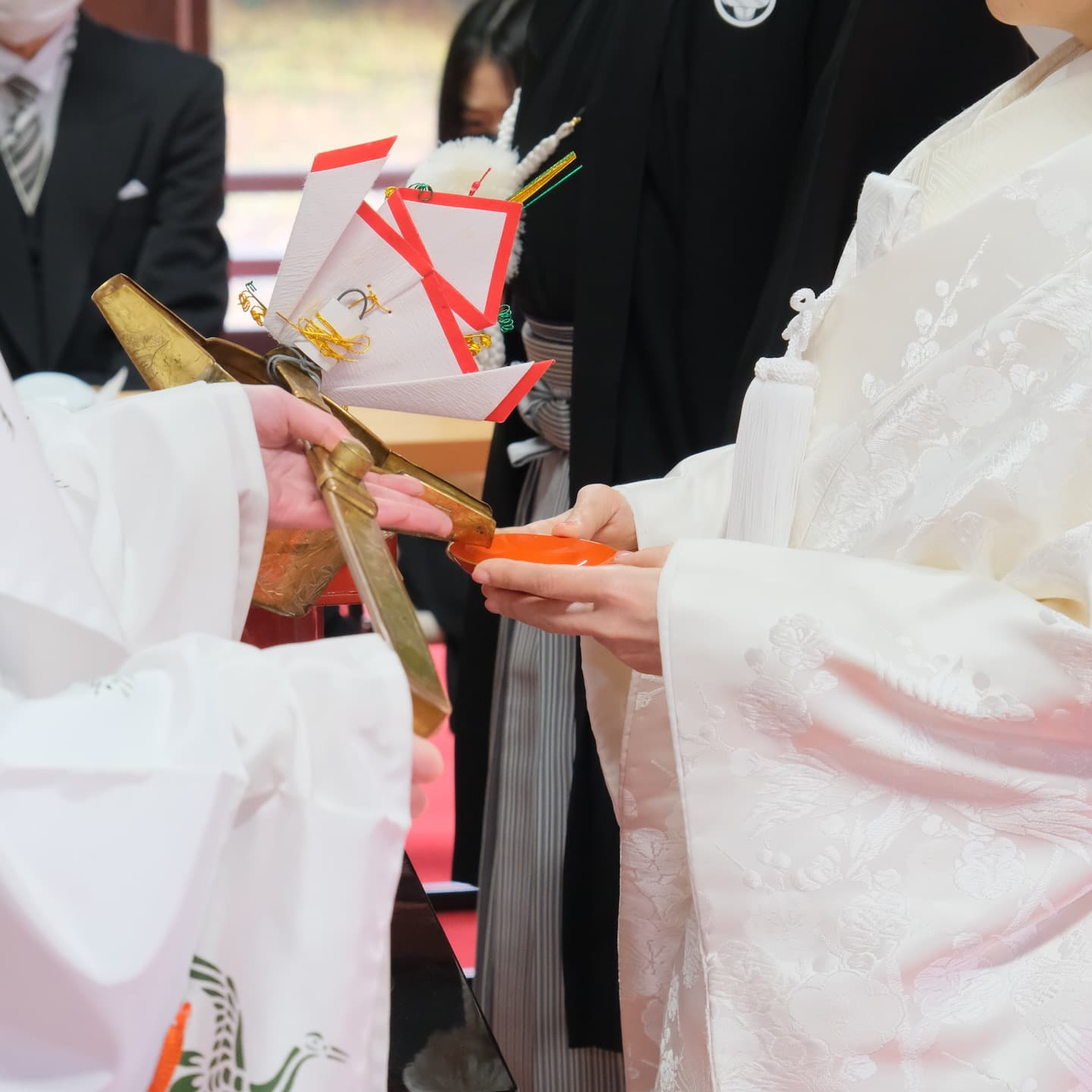 伊賀八幡宮で結婚式の新郎と綿帽子の花嫁