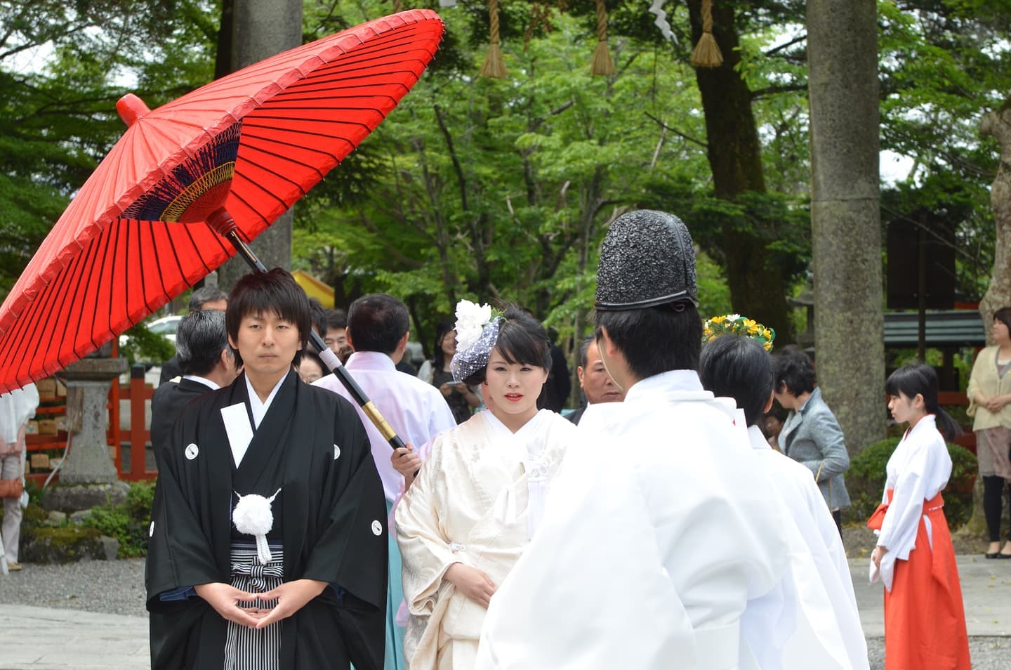 出雲大神宮で結婚式の新郎と花嫁