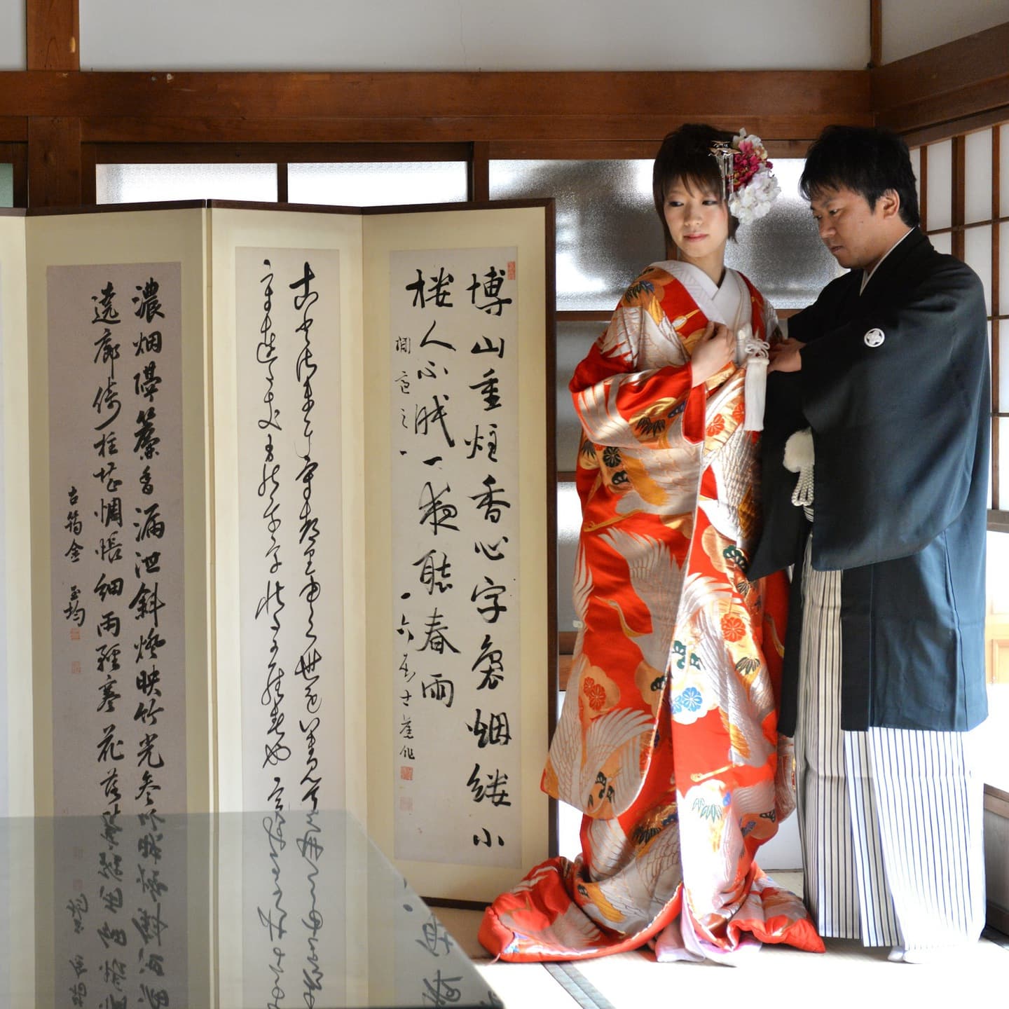 田村神社で結婚式の新郎と綿帽子の花嫁