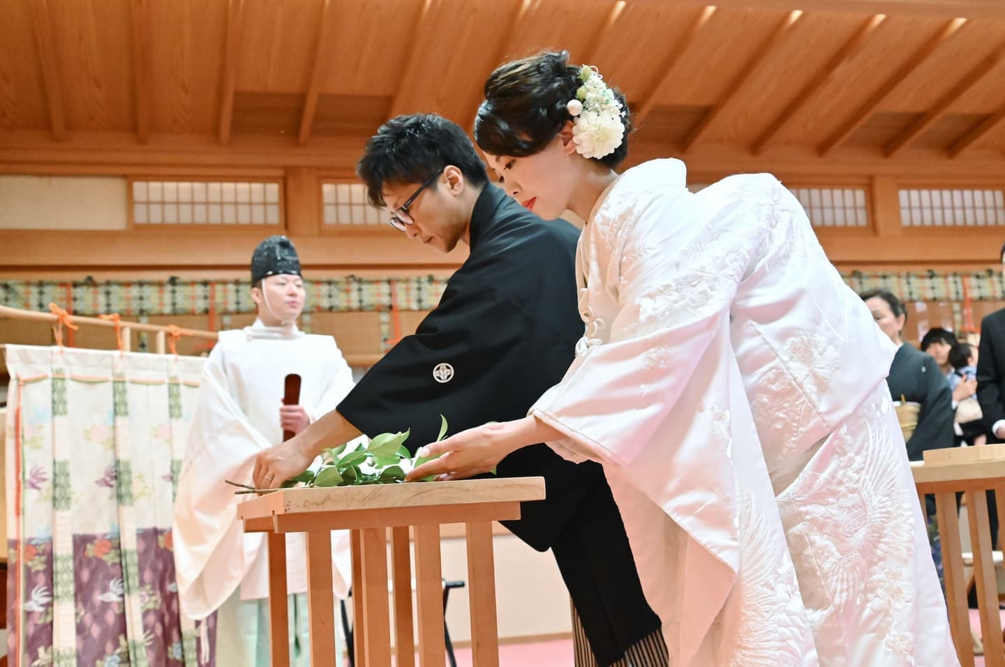 和装衣装で神社で結婚式の写真