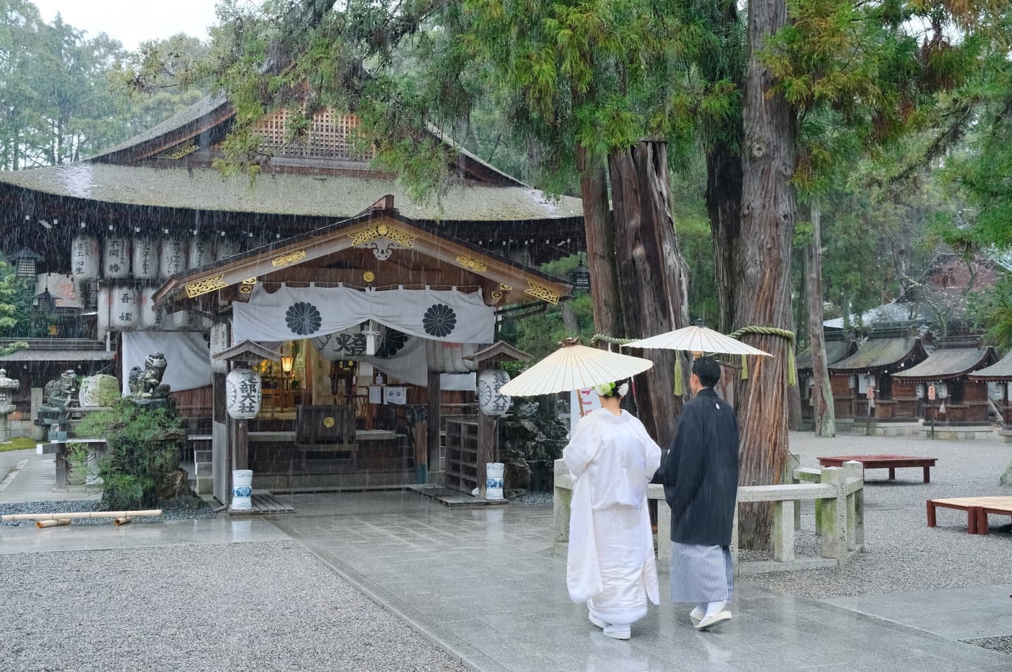 和装衣装で神社で結婚式の写真