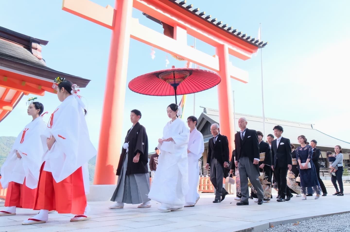 和装衣装で神社で結婚式の写真