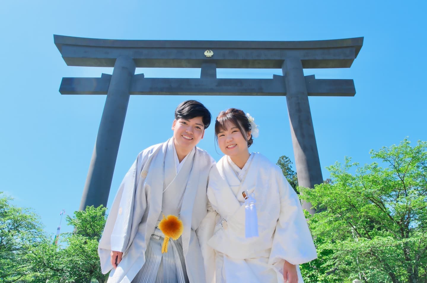 和装衣装で神社で結婚式の写真