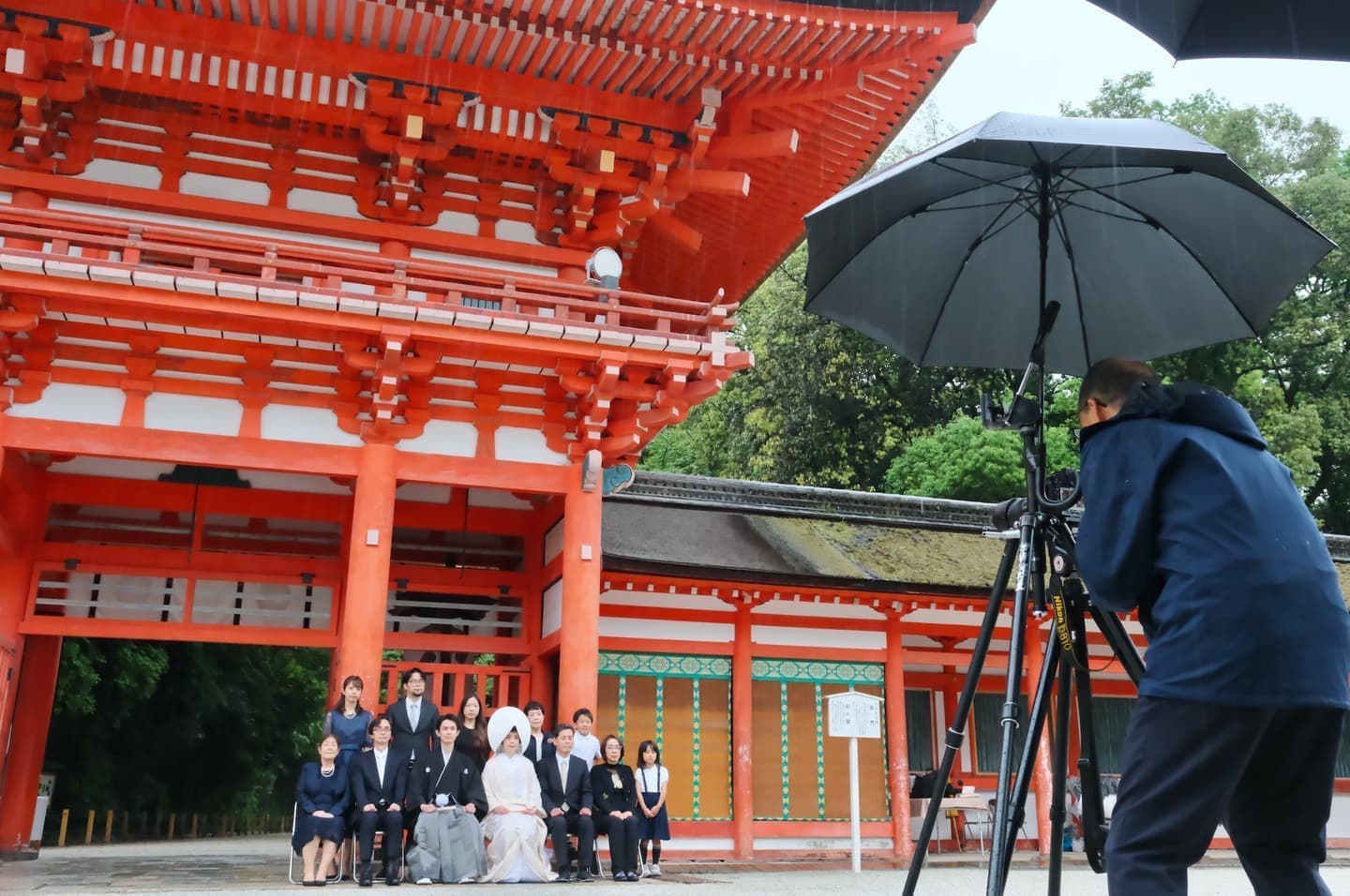 和装衣装で神社で結婚式の写真