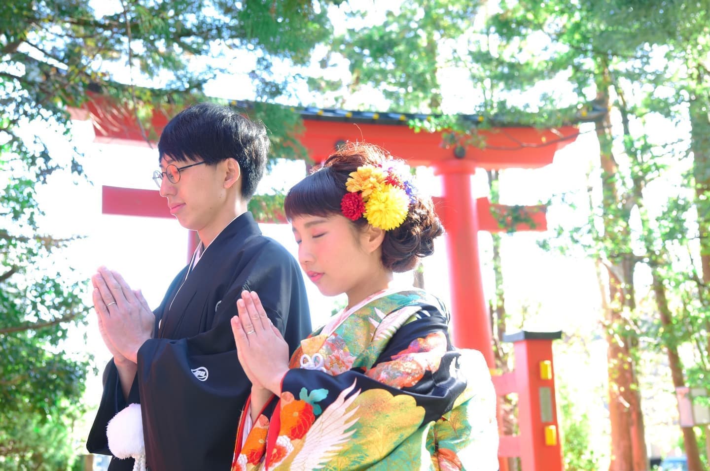 和装衣装で神社で結婚式の写真