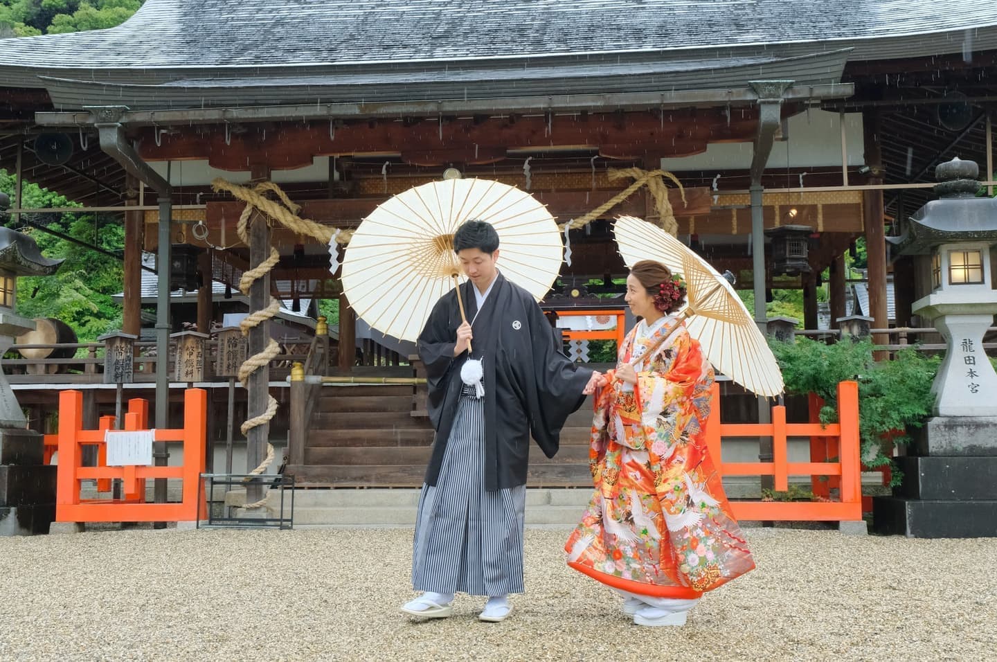 和装衣装で龍田大社で結婚式の写真