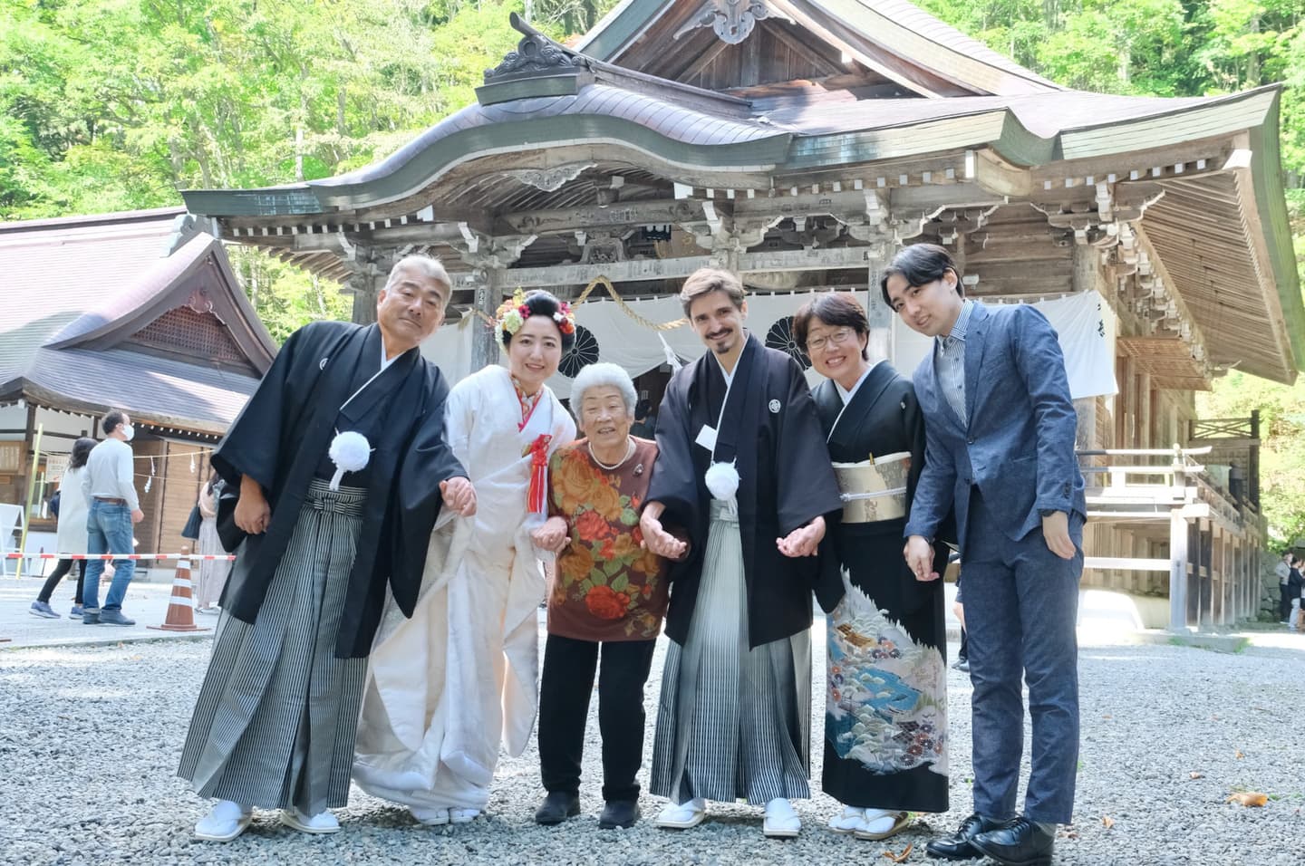 和装衣装で戸隠神社で結婚式の写真