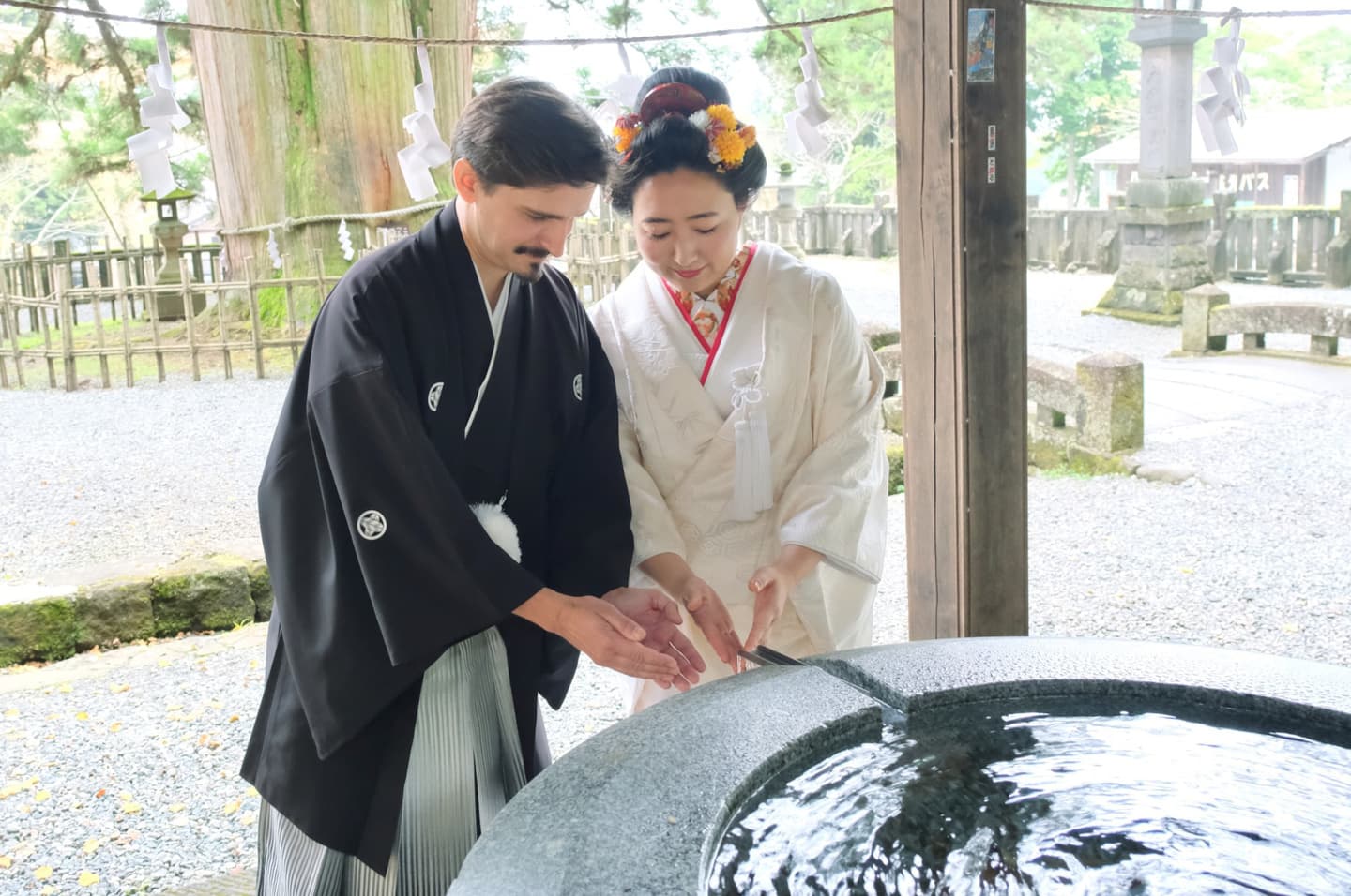 和装衣装で戸隠神社で結婚式の写真