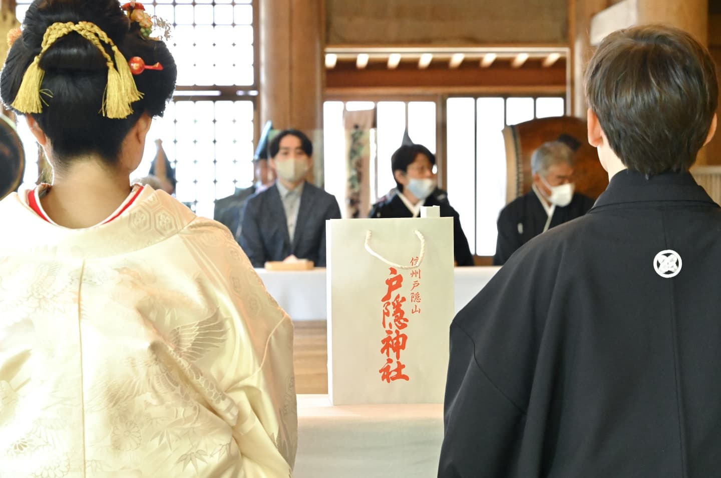 和装衣装で戸隠神社で結婚式の写真