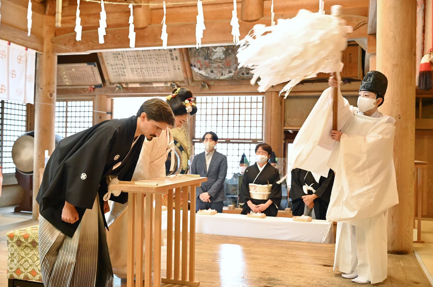 和装衣装で戸隠神社で結婚式の写真