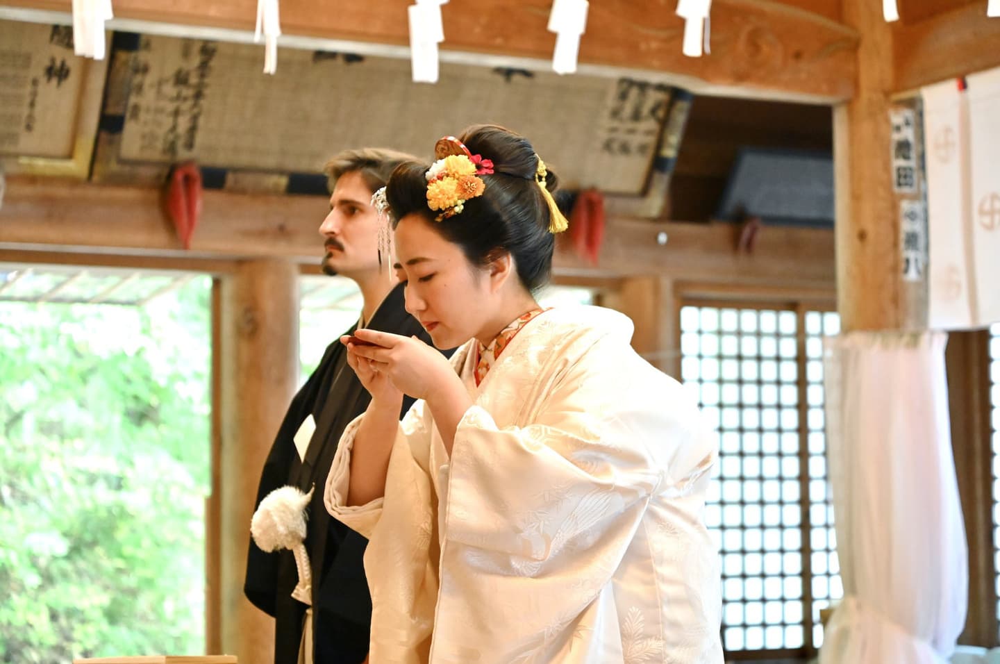 和装衣装で戸隠神社で結婚式の写真