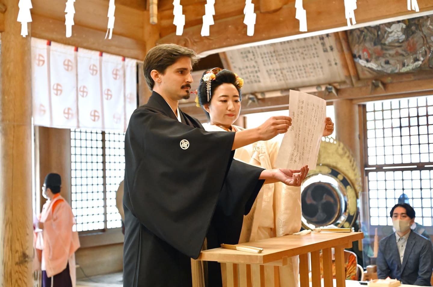 和装衣装で戸隠神社で結婚式の写真