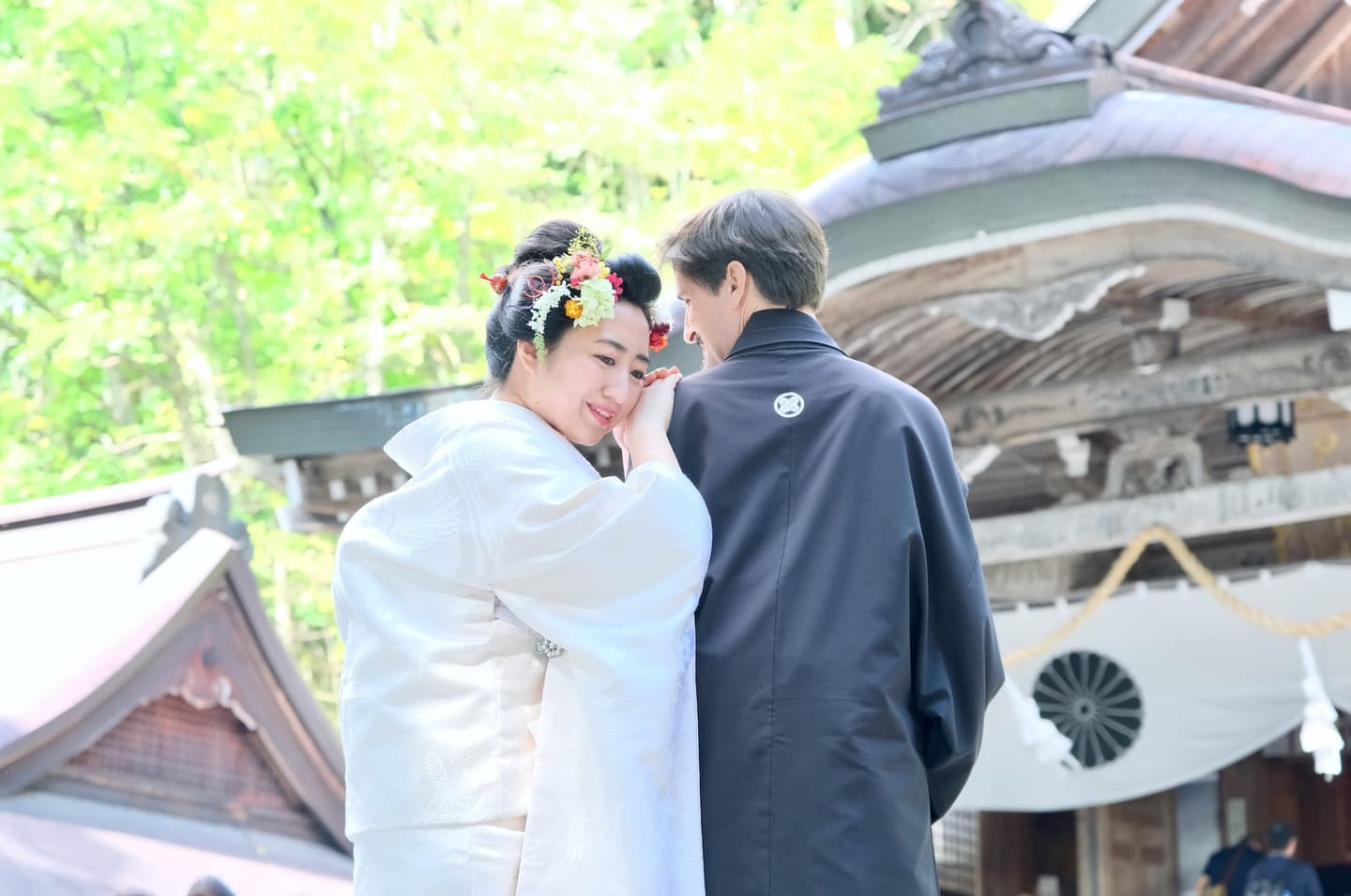 和装衣装で戸隠神社で結婚式の写真